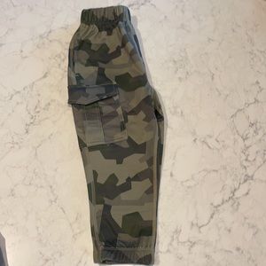 Hanna Andersson boys camo cargo pants. Excellent condition
